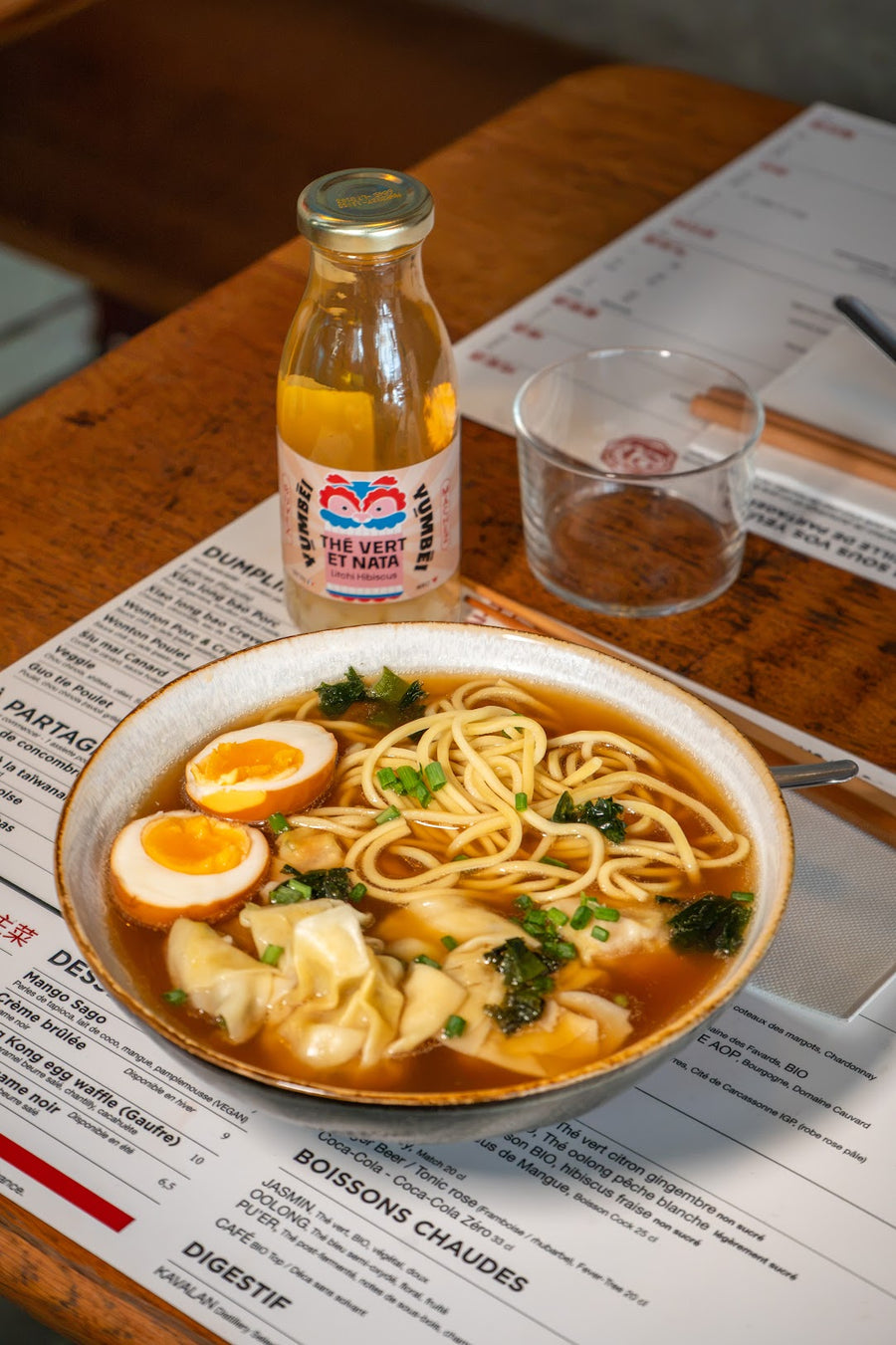 photo de ramen et d'une bouteille yumbei