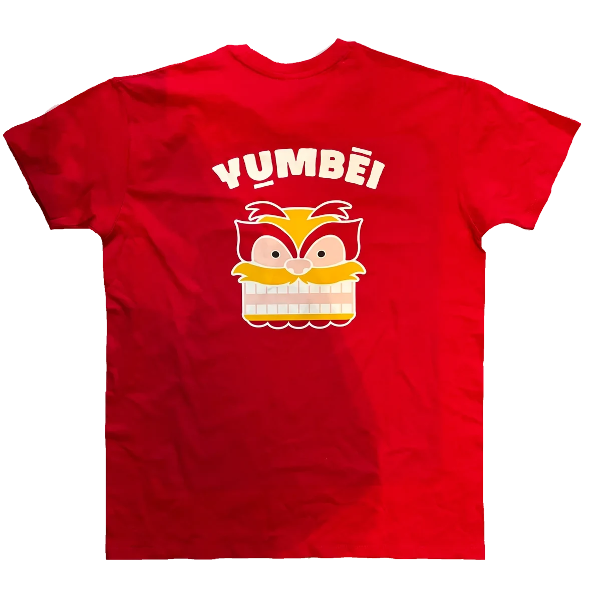 T-shirt Yumbei rouge vu de dos, avec le lion-dance et le logo YUMBĒI